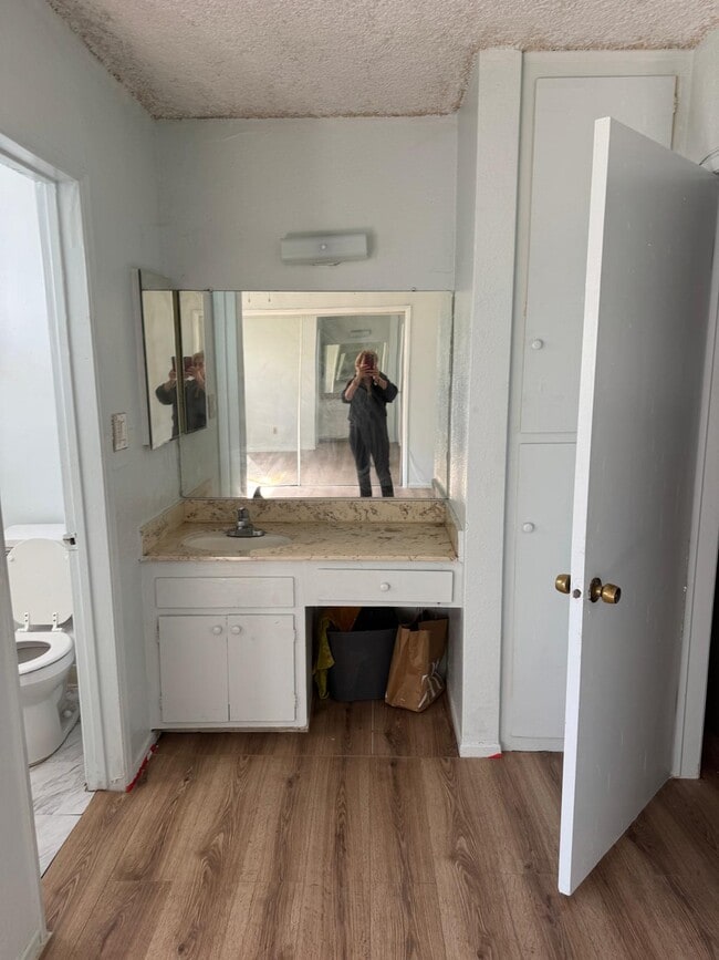 Building Photo - 6819 Variel Ave