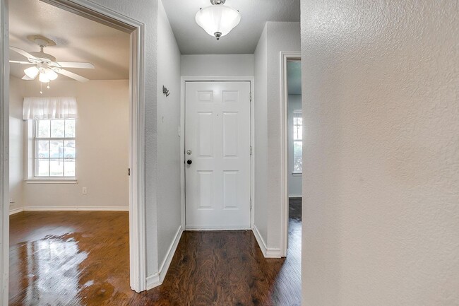 Foto del edificio - Cozy 3 Bed, 2 Bath Home Minutes Away from ...