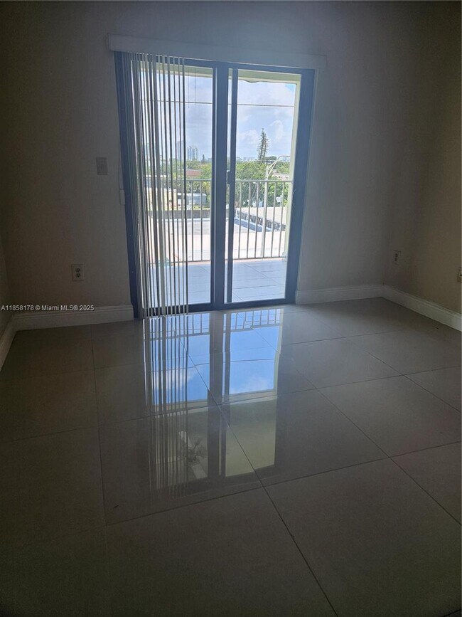 Foto del edificio - 2046 W Flagler St