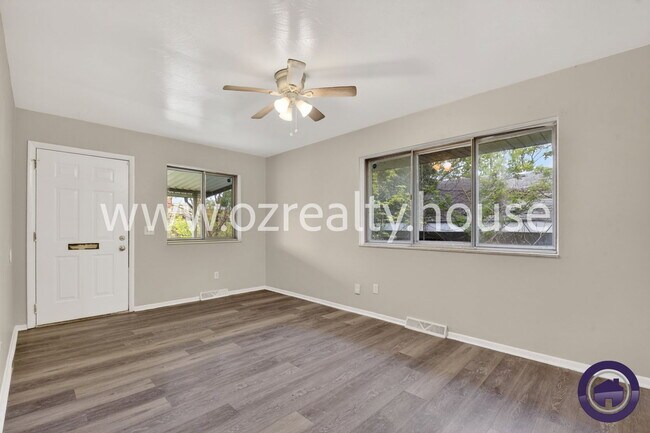 Foto del edificio - 732 Coyne Ave