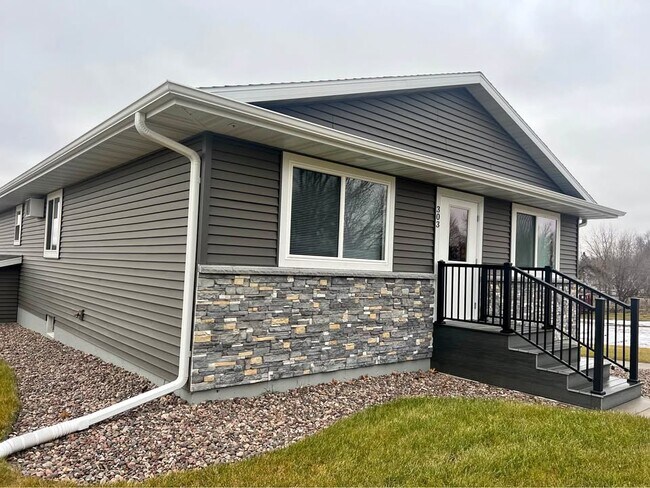 Foto del edificio - 303 S Commercial St