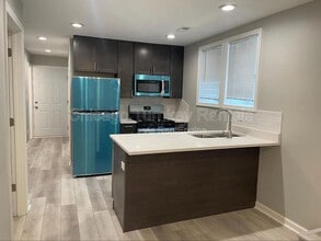 Building Photo - 2336 S Troy St