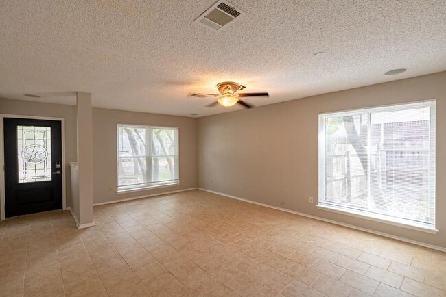 Building Photo - Amazing 4 bedrooms, 2 bathrooms home in Ce...