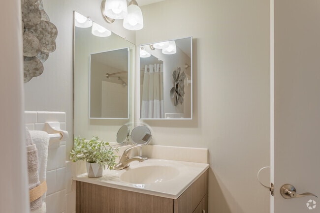 2BR, 1BA - 946SF - South Port