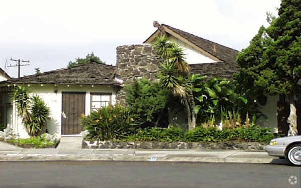 Primary Photo - 916-& 917 S Roberts St