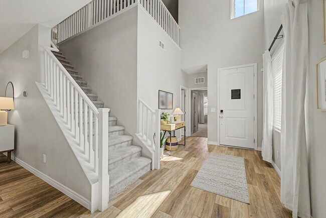 Foto del edificio - Upgraded 4 bedroom home in Skye Canyon gated community!