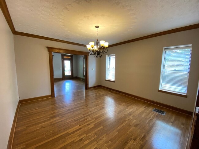 Building Photo - Mt Pleasant Ave 925-927 CR