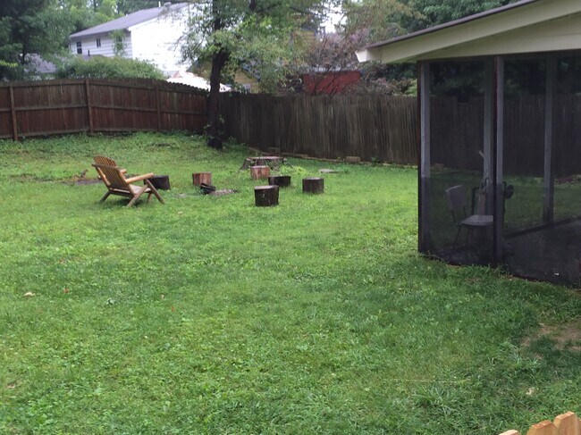 Foto del edificio - 1028 E Maxwell Ln