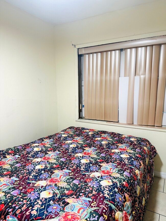 Foto del edificio - 650 W Tropicana Ct
