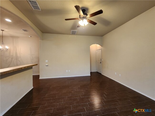 Building Photo - 622 Creekside Cir