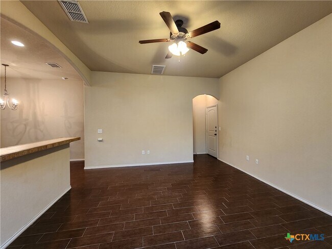 Foto del edificio - 622 Creekside Cir