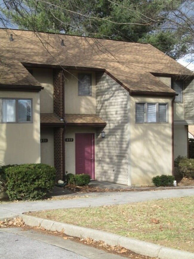 3 Bedroom 2.5 Bath Townhouse - 3 Bedroom 2.5 Bath Townhouse