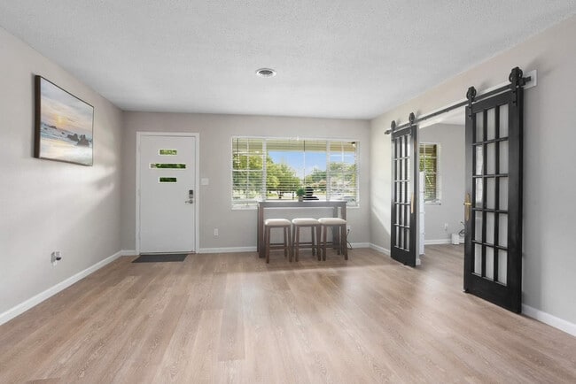 Foto del edificio - 4070 Arbutus Dr