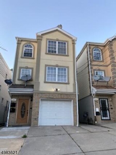 Building Photo - 216 19th Ave