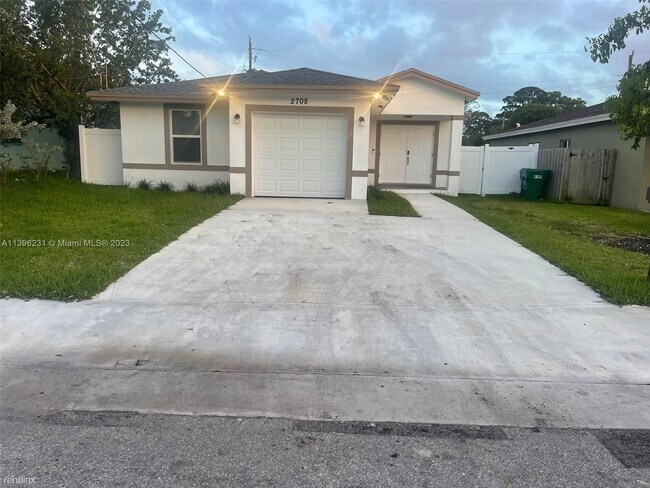Foto del edificio - 3 br, 2.5 bath House - 2708 NW 9th Ct # 2708