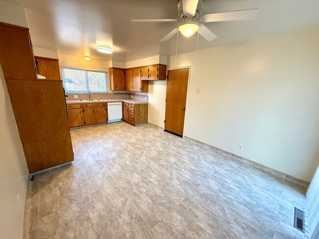 Foto del edificio - Charming Single-Level Home with Private Yard & Attached Garage!