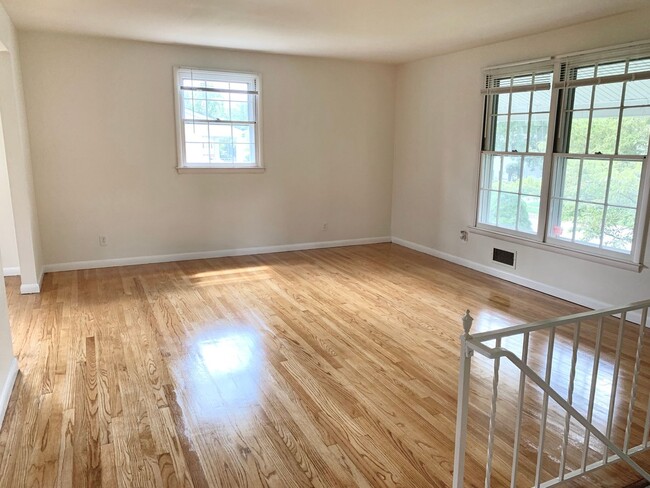 Building Photo - Split Foyer 3bd. 2.5bth Home for Rent in L...