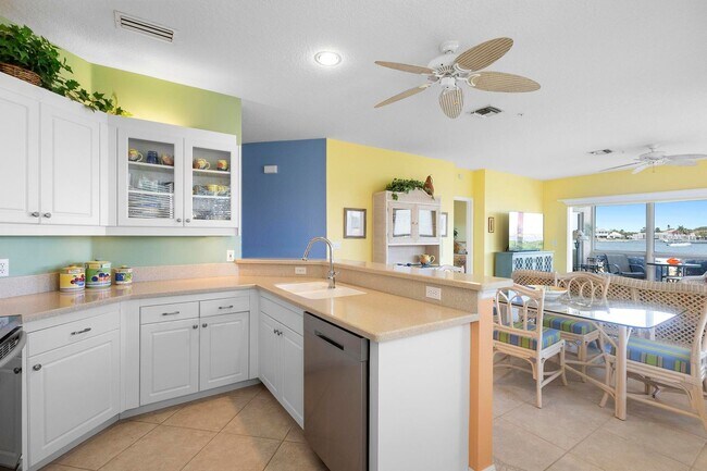 Foto del edificio - Beautiful Fully Furnished 3/2 Bouchelle Is...