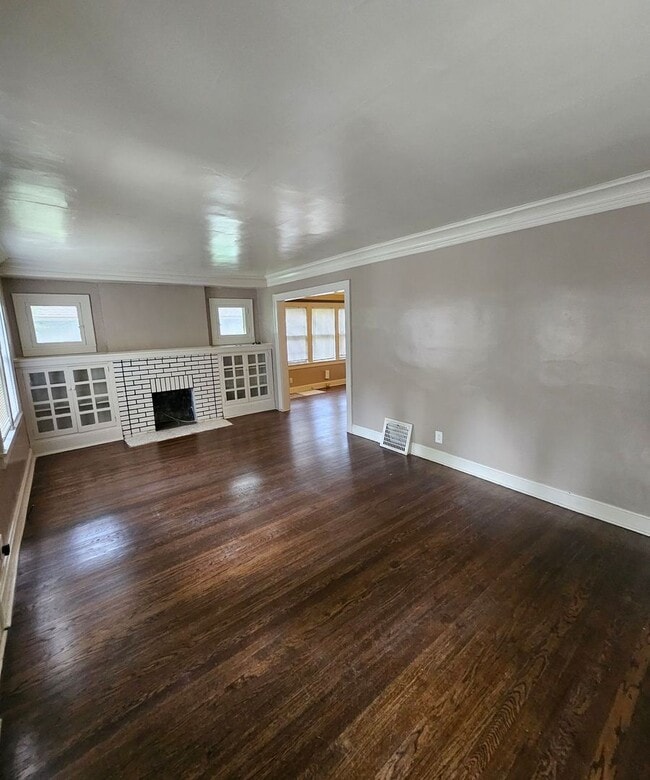 Building Photo - Charming 3-Bed Home with Fireplace & Hardw...