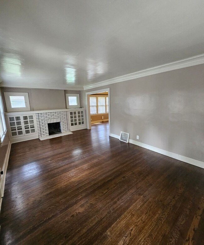 Foto del edificio - Charming 3-Bed Home with Fireplace & Hardw...
