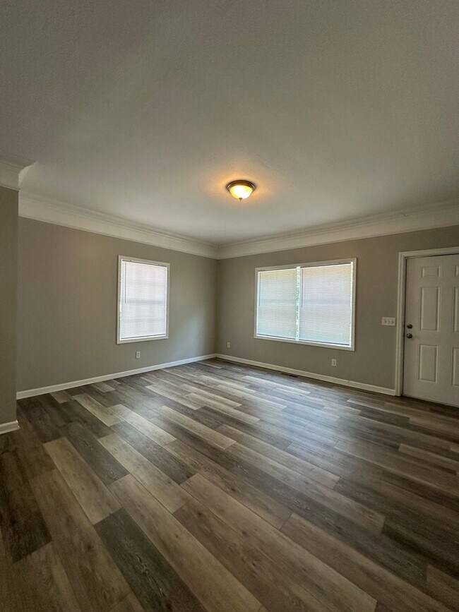 Foto del edificio - Large 4 bedroom home near Campus- Pre Lease for August 1st 2026