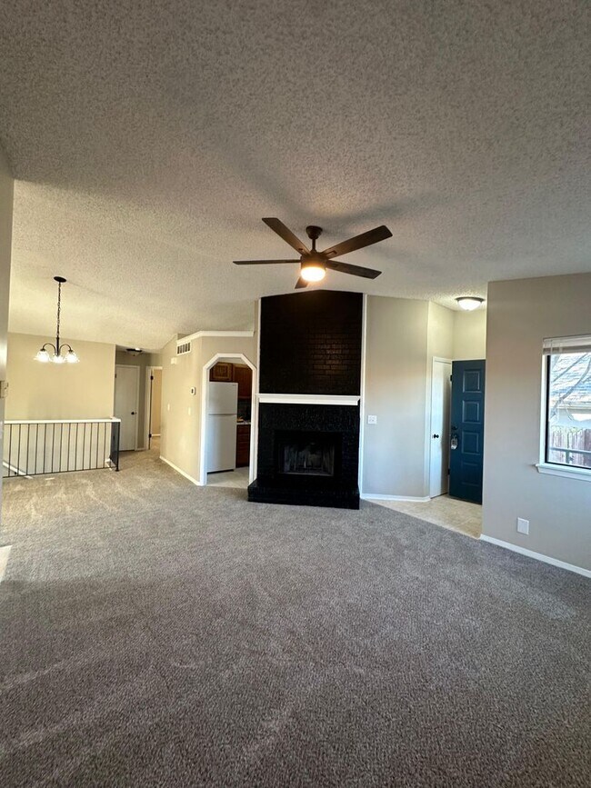 Foto del edificio - Remodeled 3 Bedroom 2 Bathroom with a 2 car Garage Home For Rent!