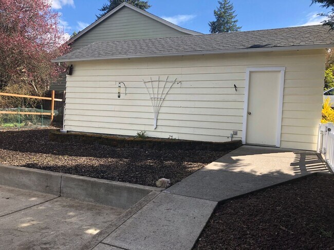 Foto del edificio - 2-Bedroom Single-Level House in Sherwood