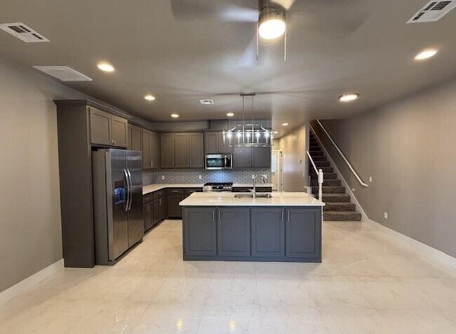 Building Photo - 604 Abadan Dr