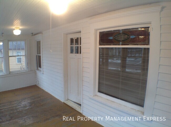 Foto del edificio - 2 Bedroom 1 Bathroom Lower Level Unit Clos...