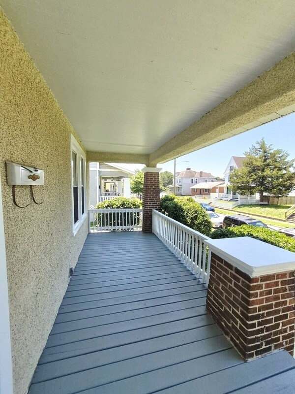 Building Photo - 2113 Barton Ave