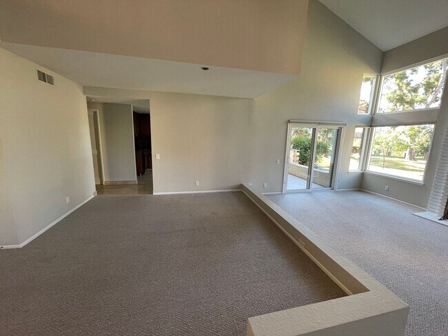 Foto del edificio - Impeccable end-unit La Mancha townhome in Mission Viejo