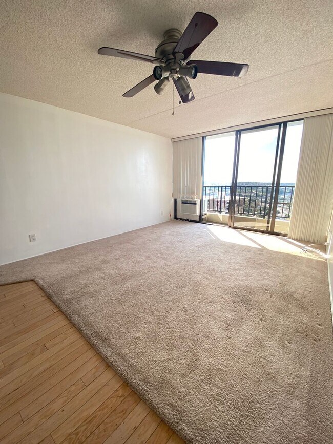 Foto del edificio - 2 Parking, 1 Bed, 1 Bath-24th Floor & W/D ...