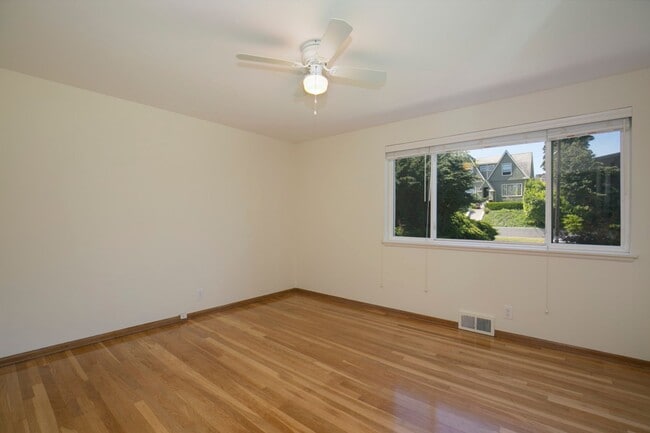 Building Photo - 1518 5th Ave W