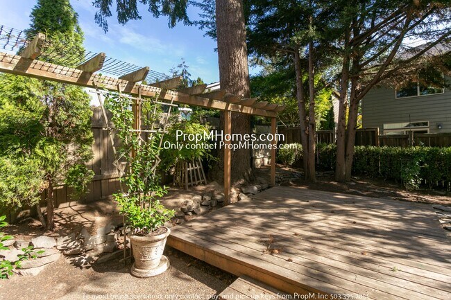 Foto del edificio - Alluring Three Bedroom Home In SW Tigard! ...
