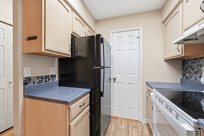 Foto del edificio - $2,140.95 with $300 off the first month's rent, 2 Beds - 2 Bath, Single Family Home in Centennial...