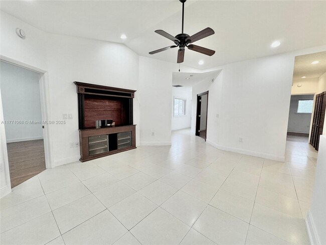 Foto del edificio - 16320 Malibu Dr
