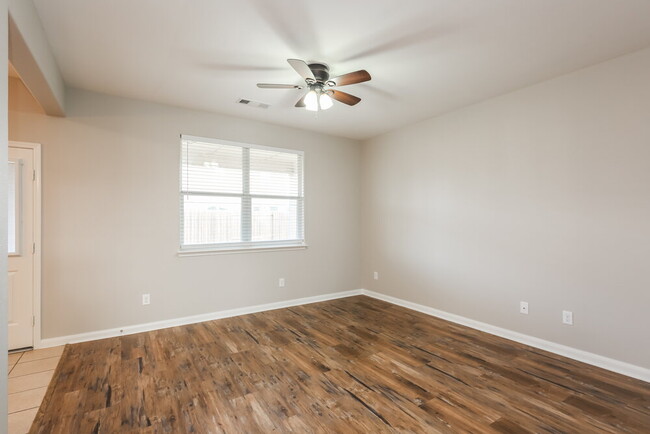 Foto del edificio - 308 Meadow Lark Ln