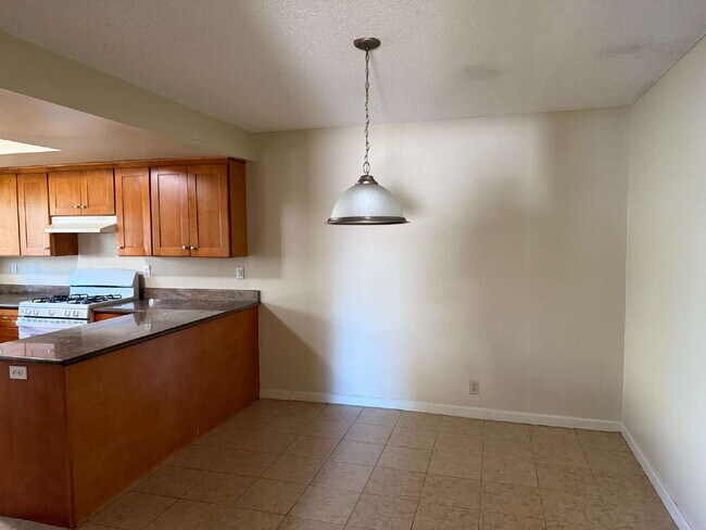 Building Photo - Large 3 bedroom apartment