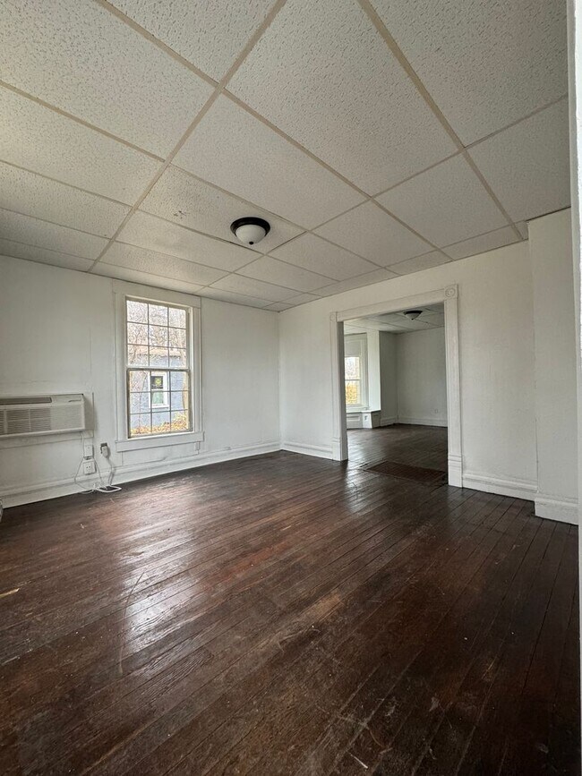 Foto del edificio - 2 bedroom 1 bath upstairs apartment all ut...