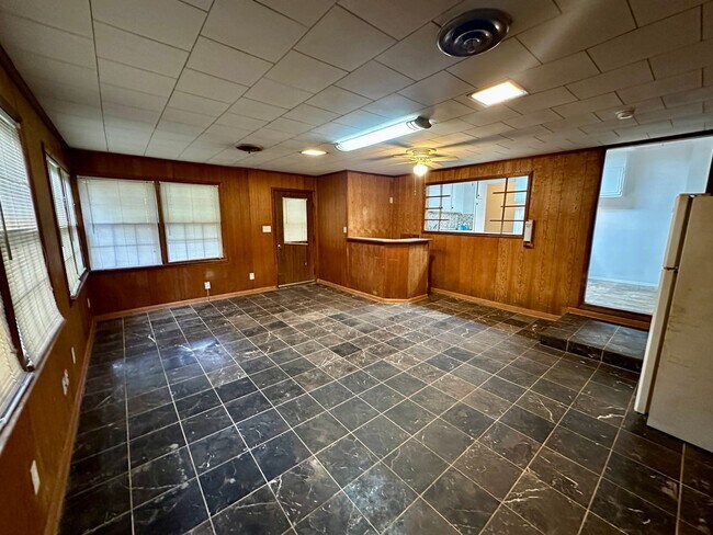 Building Photo - 727 NE 46th St