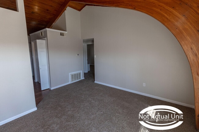 Building Photo - 700 W Cunningham Dr