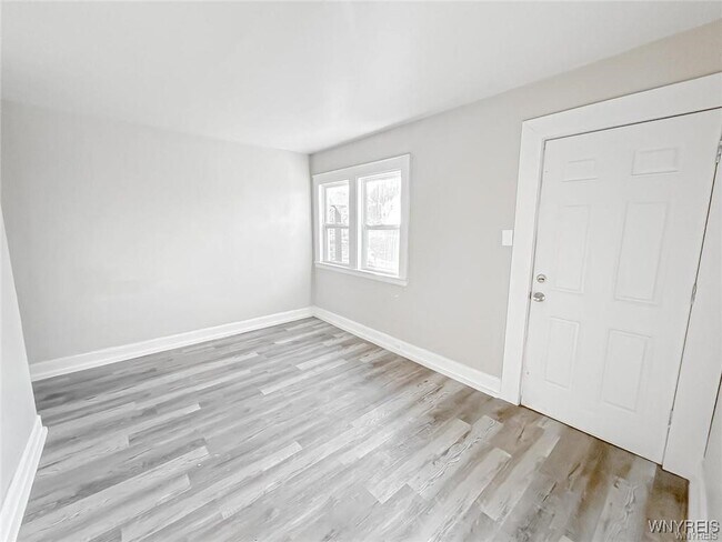 Building Photo - 527 24th St