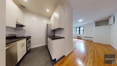 Building Photo - 230 E 81st St