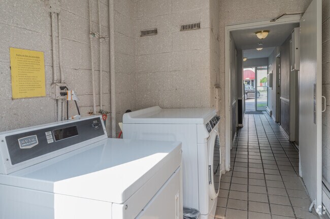 Lavandería - Weeping Cherry Village