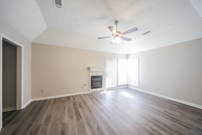 Building Photo - 6870 Dogwood Manor W