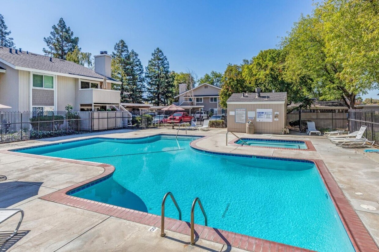 Primary Photo - Luxurious Top-Floor Corner Condo~ Move In ...