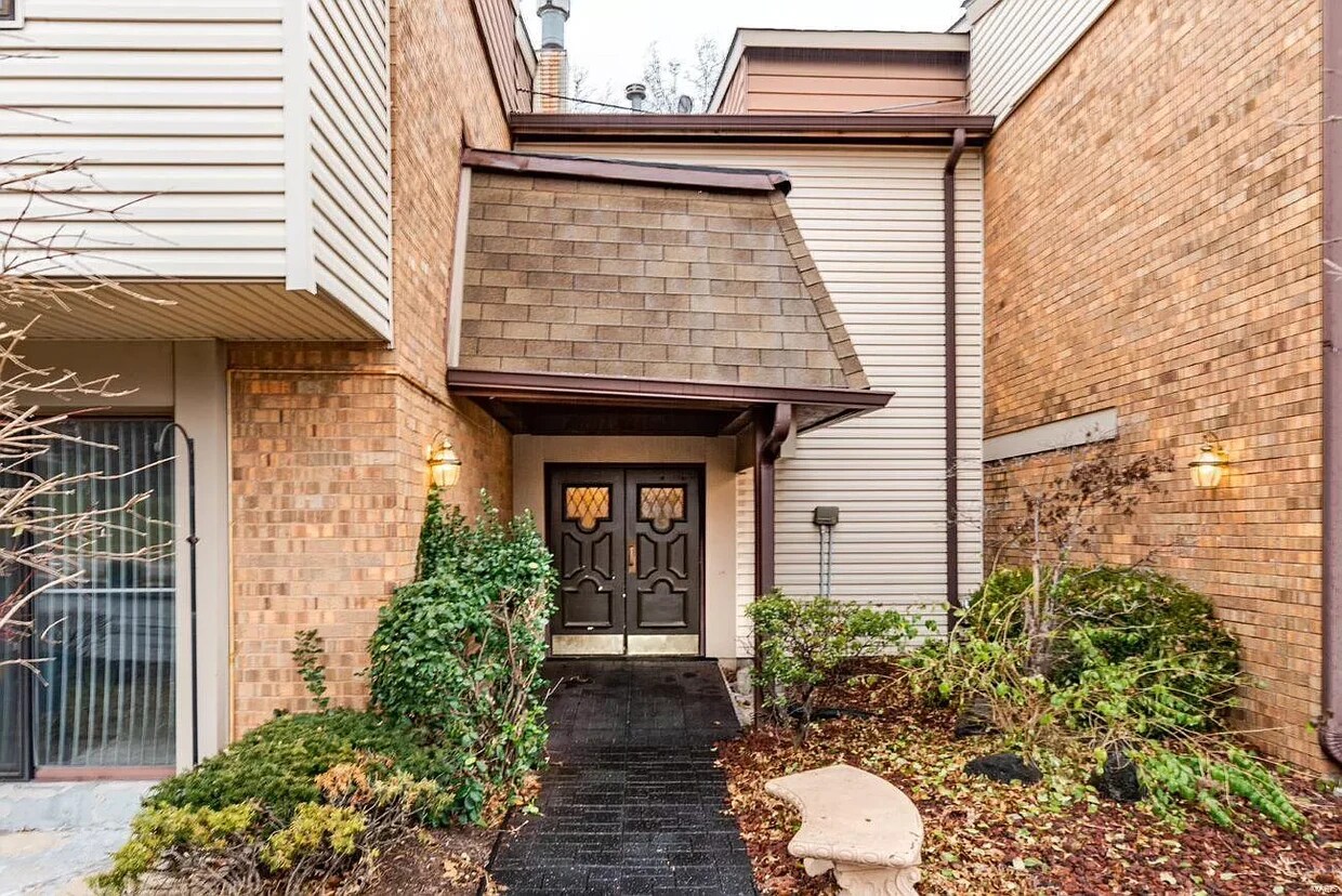 1279 Guelbreth Ln Unit 203, Saint Louis, MO 63146 Condo for Rent in