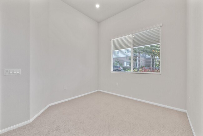Building Photo - Stunning 3 Bedroom 3.5 Bath Three-Story Fl...