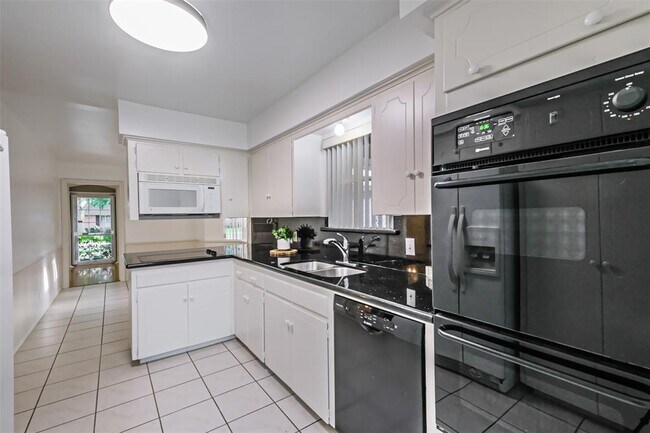 Foto del edificio - 6122 Piping Rock Ln