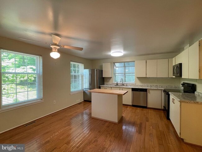 Building Photo - 11859 New Country Ln